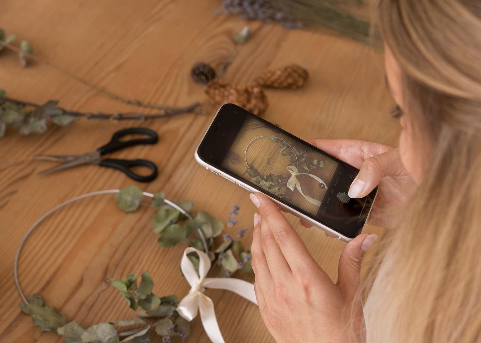 Taking a product photo with a smartphone on a simple setup